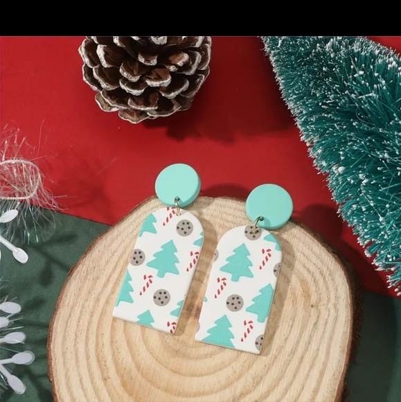 ** BRAND NEW SWEET CHRISTMAS TREAT EARRINGS - Picture 1 of 4